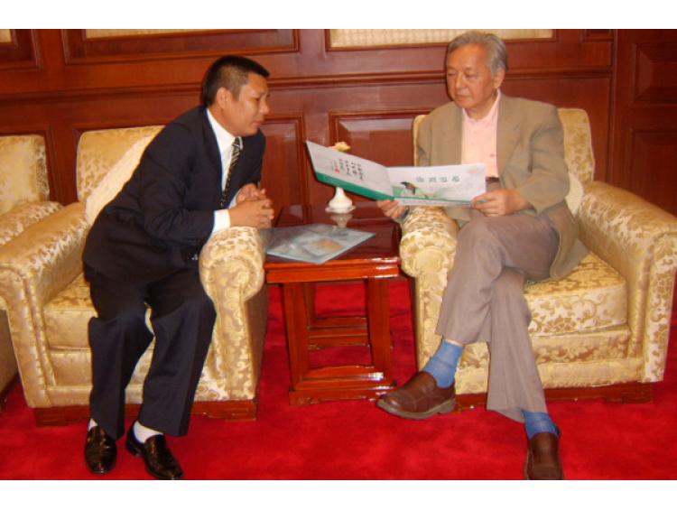 國家外國專家局局長馬俊如在聽取付國福董事長做匯報(bào)