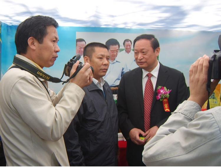 國家衛(wèi)生部副部長王國強(qiáng)與付國福董事長親切合影